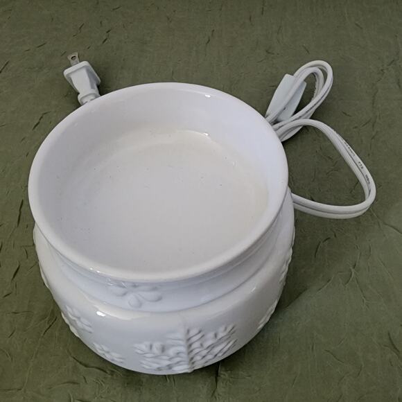 Yankee Candle White 'SNOWFLAKE' Ceramic Electric Candle Tart Wax Warmer - NIB - Picture 2 of 7
